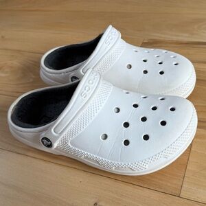 CROCS Unisex Classic White Fleece Lined Clogs, Men 5, Women 7